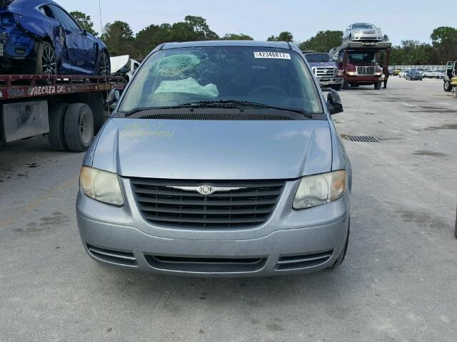 1C4GP45R05B235163 - 2005 CHRYSLER TOWN & COU BLUE photo 9