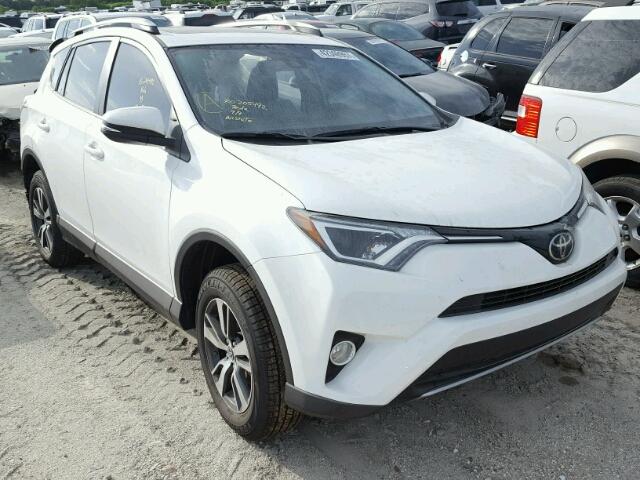 JTMWFREV7HJ714313 - 2017 TOYOTA RAV4 XLE WHITE photo 1