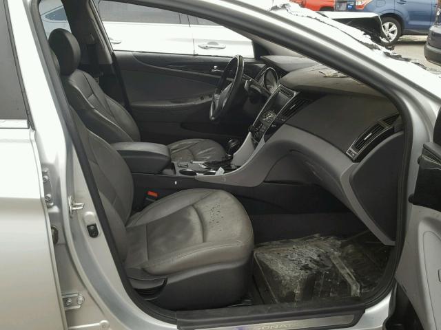 5NPEC4AB7DH599993 - 2013 HYUNDAI SONATA SE SILVER photo 5