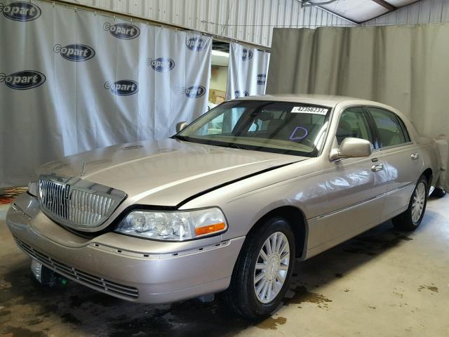 1LNHM82W43Y640737 - 2003 LINCOLN TOWN CAR BEIGE photo 2