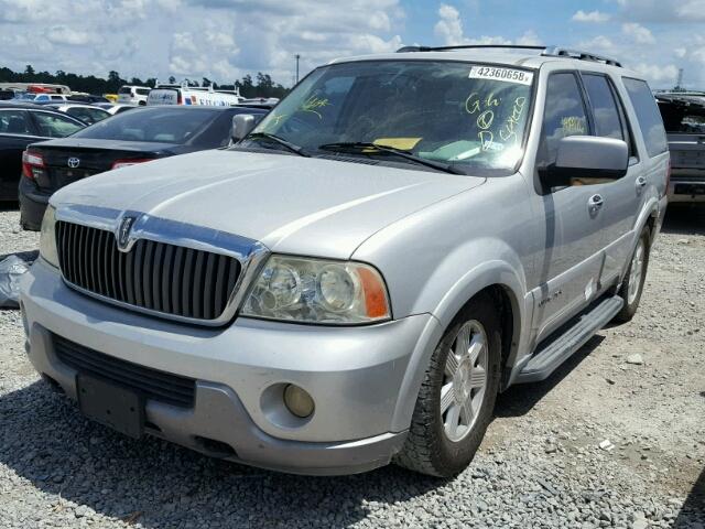 5LMFU27R53LJ48168 - 2003 LINCOLN NAVIGATOR Silber Foto 2