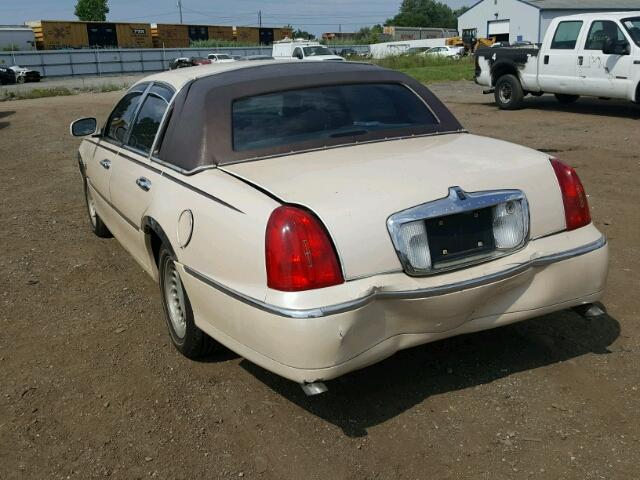 1LNFM83W0WY698421 - 1998 LINCOLN TOWN CAR C BEIGE photo 3