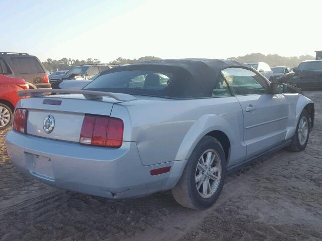 1ZVFT84N165254606 - 2006 FORD MUSTANG SILVER photo 4