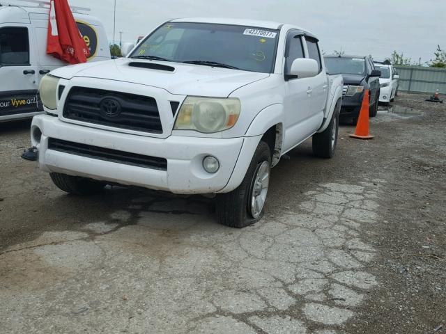 5TEJU62N76Z264085 - 2006 TOYOTA TACOMA DOU WHITE photo 2