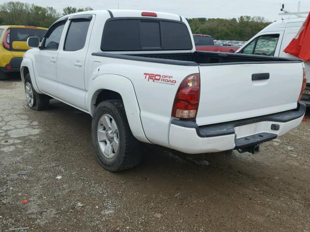 5TEJU62N76Z264085 - 2006 TOYOTA TACOMA DOU WHITE photo 3