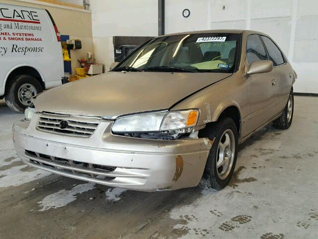 4T1BG22K9WU353218 - 1998 TOYOTA CAMRY CE GOLD photo 2