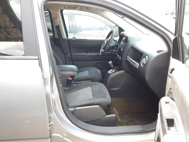 1C4NJCBA9GD568700 - 2016 JEEP COMPASS SP 灰色 照片 5