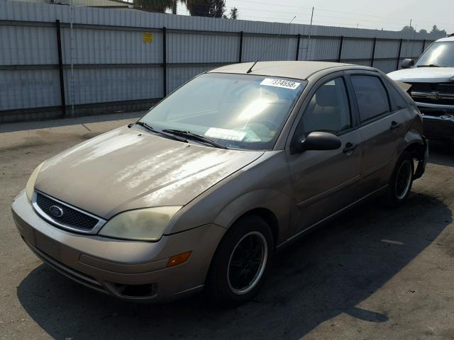 1FAFP34N65W224395 - 2005 FORD FOCUS ZX4 GOLD photo 2