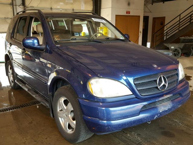 4JGAB54E81A265709 - 2001 MERCEDES-BENZ ML 320 BLUE photo 1