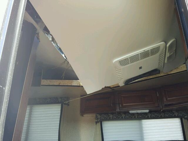 4YDT32520HB452165 - 2017 OUTB SUPERLITE WHITE photo 5