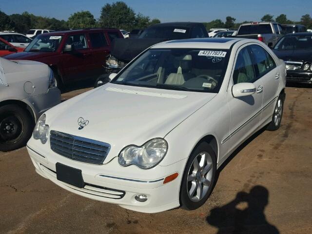 WDBRF92H07F873914 - 2007 MERCEDES-BENZ C WHITE photo 2