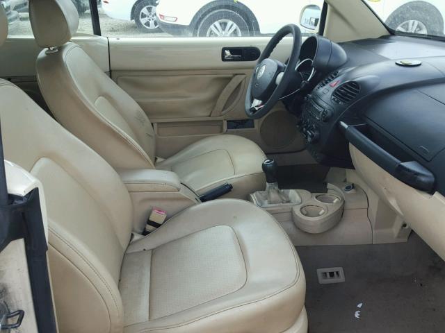 3VWCM31YX5M318426 - 2005 VOLKSWAGEN NEW BEETLE 米色 照片 5