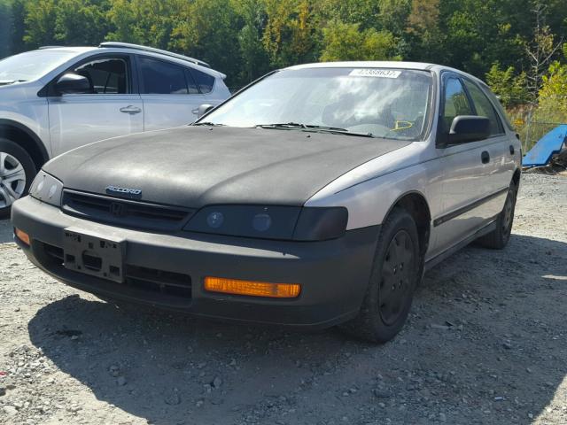 1HGCE1822TA006747 - 1996 HONDA ACCORD LX SILVER photo 2