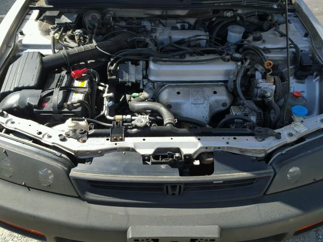 1HGCE1822TA006747 - 1996 HONDA ACCORD LX SILVER photo 7