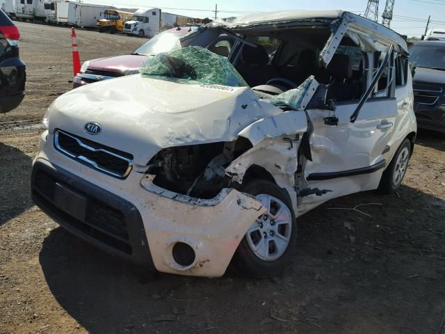 KNDJT2A57C7474198 - 2012 KIA SOUL WHITE photo 2