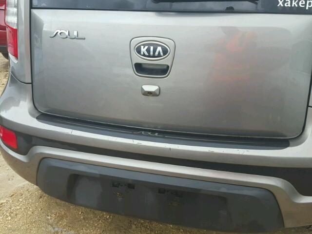 KNDJT2A6XC7393981 - 2012 KIA SOUL + GRAY photo 9