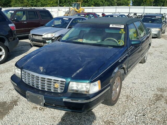 1G6KD54Y5WU786294 - 1998 CADILLAC DEVILLE GREEN photo 2