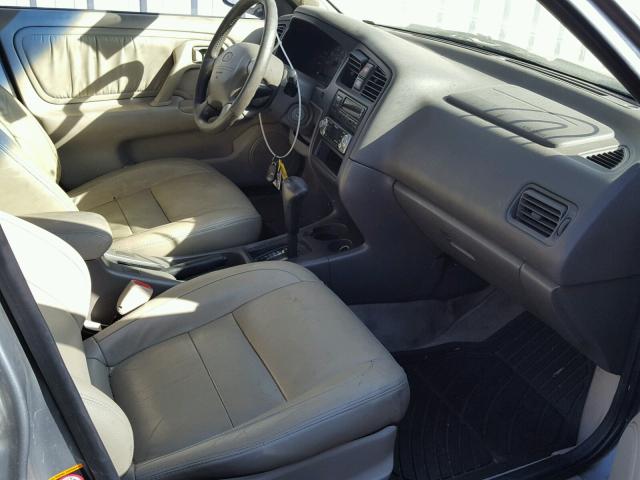 JNKCP11A7XT017522 - 1999 INFINITI G20 SILVER photo 5