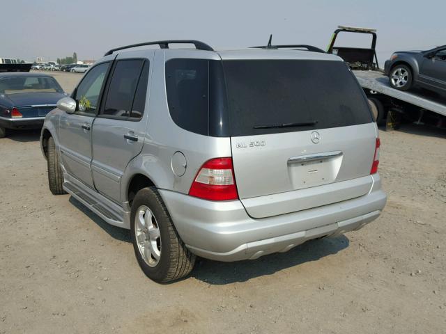 4JGAB75E53A427597 - 2003 MERCEDES-BENZ ML 500 SILVER photo 3