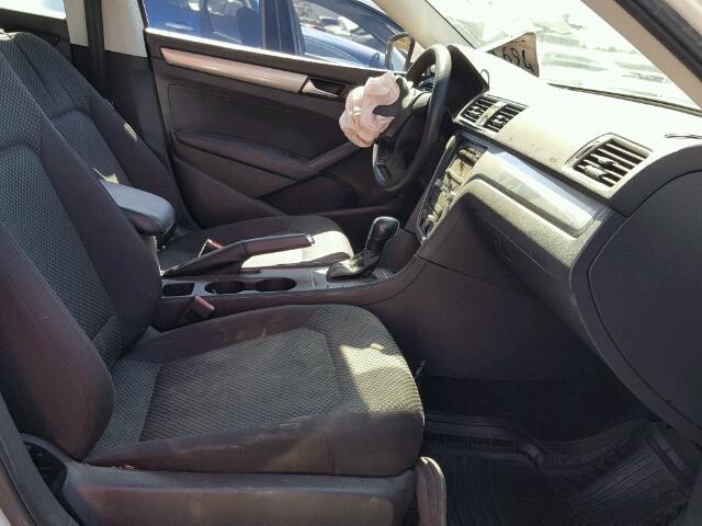 1VWAP7A38DC028082 - 2013 VOLKSWAGEN PASSAT S أبيض صورة 5