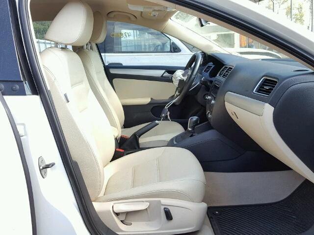 3VWDX7AJ0DM450146 - 2013 VOLKSWAGEN JETTA SE 白色 照片 5