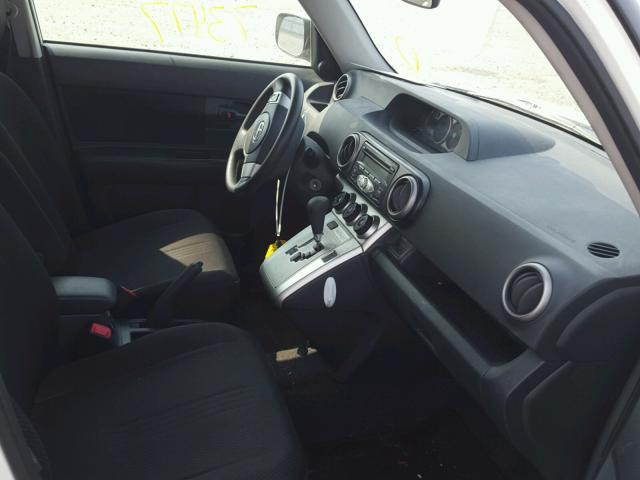 JTLKE50E481033810 - 2008 TOYOTA SCION XB Weiß Foto 5