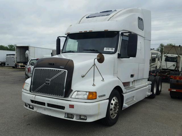 4V4ND4RJ1YN779456 - 2000 VOLVO VN WHITE photo 2