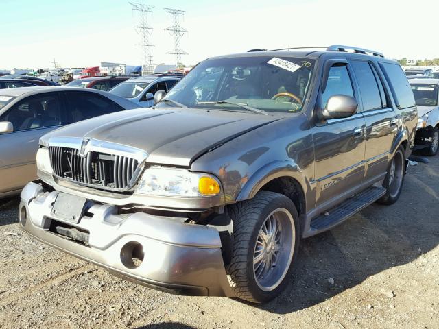 5LMFU28R91LJ11636 - 2001 LINCOLN NAVIGATOR GRAY photo 2