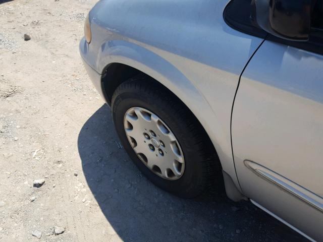 2C4GP24393R304867 - 2003 CHRYSLER TOWN & COU 银色 照片 9