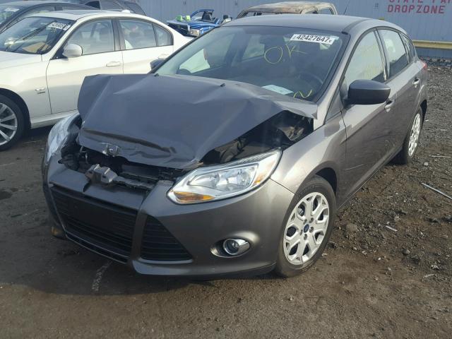 1FAHP3K20CL262608 - 2012 FORD FOCUS SE GRAY photo 2