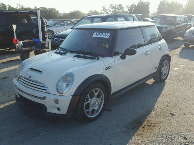 WMWRE334X4TD78470 - 2004 MINI COOPER S WHITE photo 2