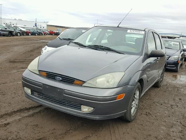 3FAFP37324R104993 - 2004 FORD FOCUS ZX5 GRAY photo 2