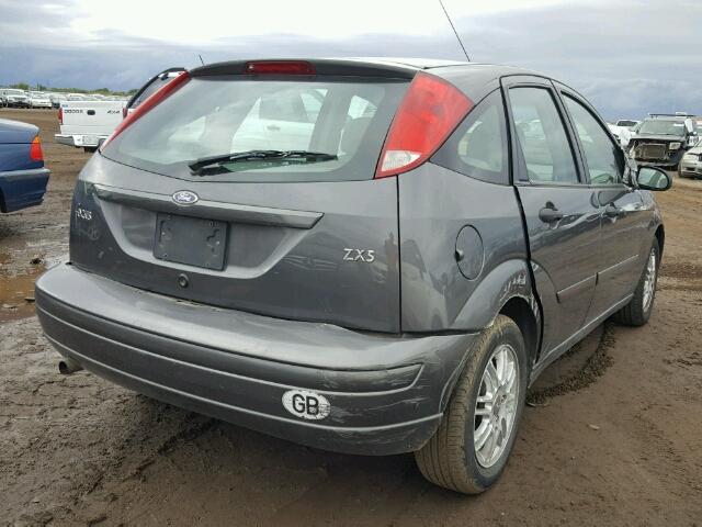 3FAFP37324R104993 - 2004 FORD FOCUS ZX5 GRAY photo 4