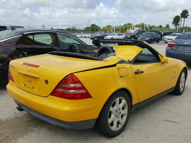 WDBKK47F3YF160529 - 2000 MERCEDES-BENZ SLK 230 KO YELLOW photo 4