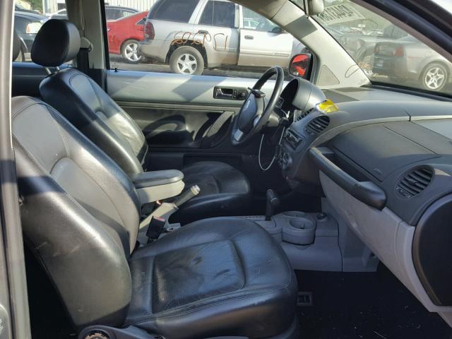 3VWCB21CX2M456810 - 2002 VOLKSWAGEN NEW BEETLE ნაცრისფერი ფოტო 5