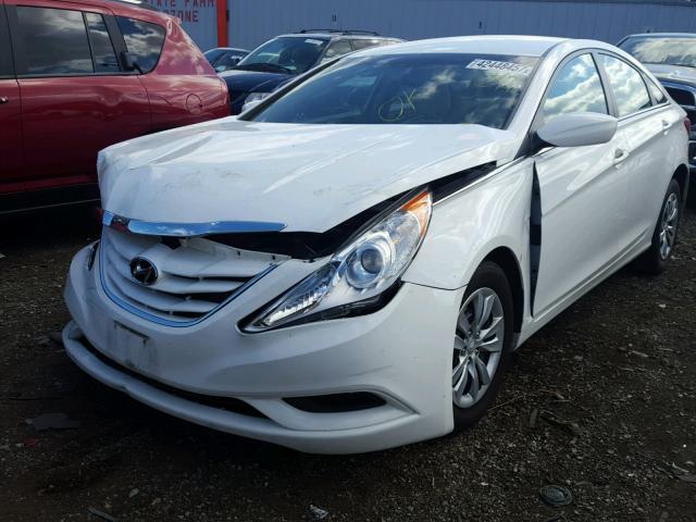 5NPEB4AC8DH529947 - 2013 HYUNDAI SONATA GLS WHITE photo 2