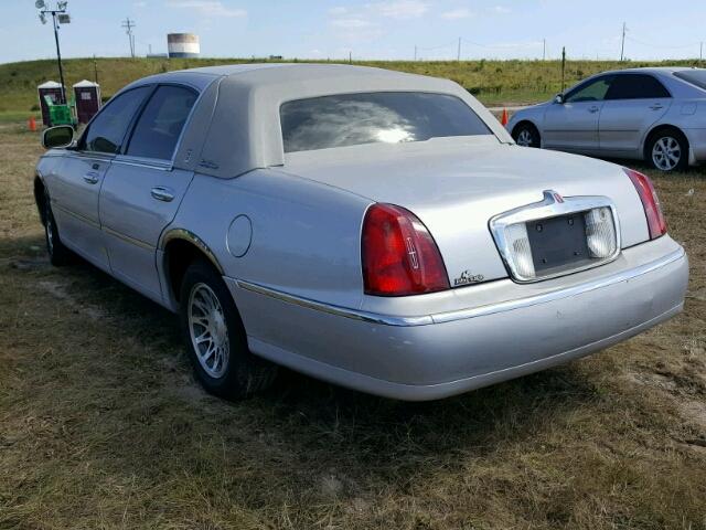 1LNHM82W0YY810325 - 2000 LINCOLN TOWN CAR S SILVER photo 3