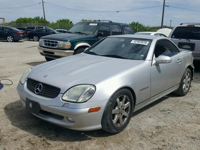 WDBKK49F62F257955 - 2002 MERCEDES-BENZ SLK 230 KO SILVER photo 2