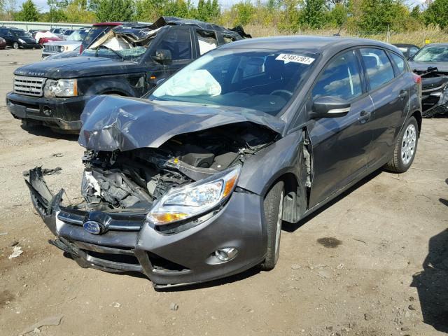 1FAHP3K20CL278209 - 2012 FORD FOCUS SE GRAY photo 2