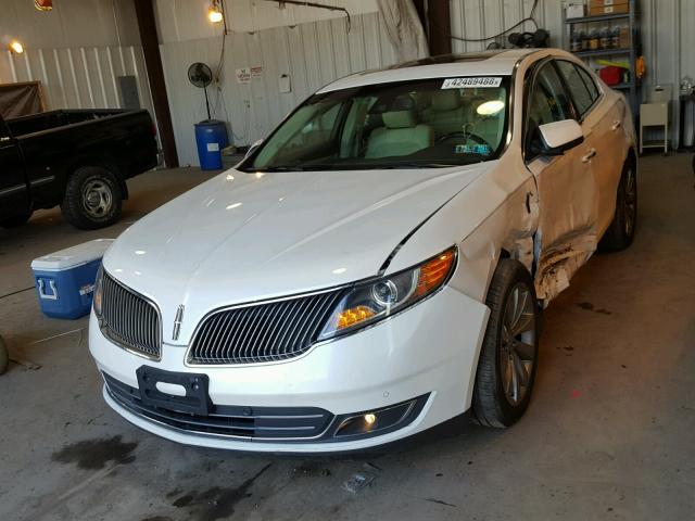 1LNHL9DK0DG605798 - 2013 LINCOLN MKS WHITE photo 2