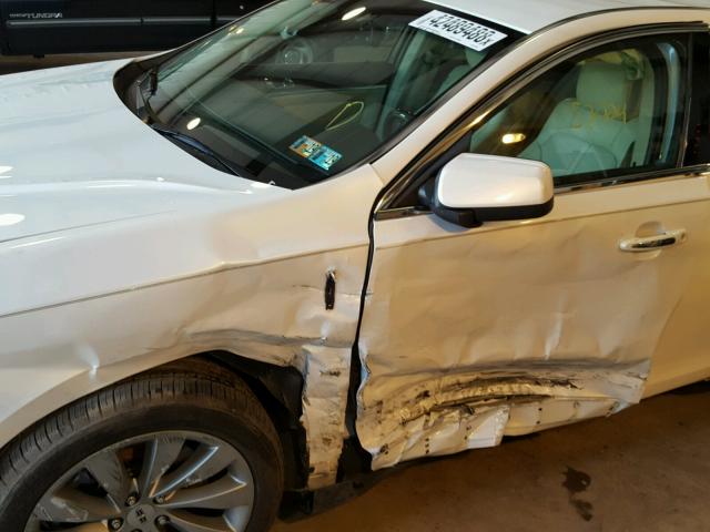 1LNHL9DK0DG605798 - 2013 LINCOLN MKS WHITE photo 9