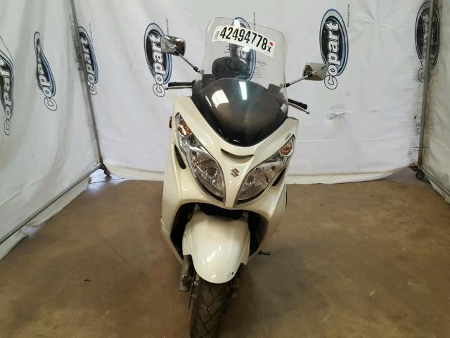 JS1CK44B3B2100394 - 2011 SUZUKI AN400 A WHITE photo 9