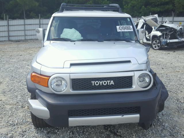 JTEZU11F870018496 - 2007 TOYOTA FJ CRUISER SILVER photo 9