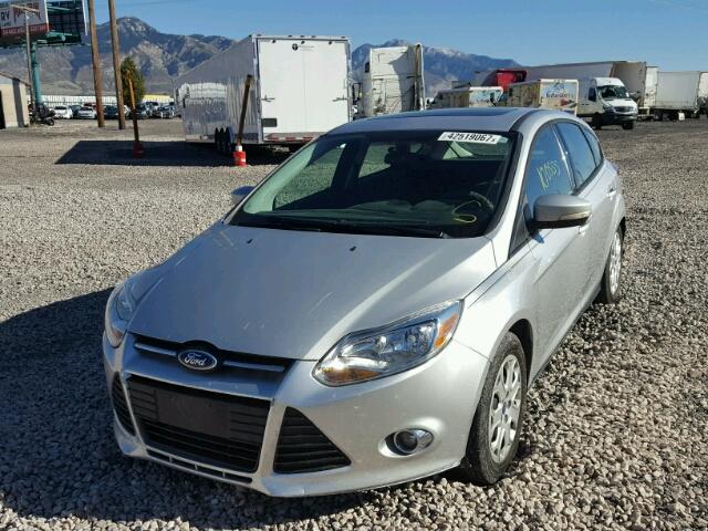 1FAHP3K2XCL189456 - 2012 FORD FOCUS SILVER photo 2