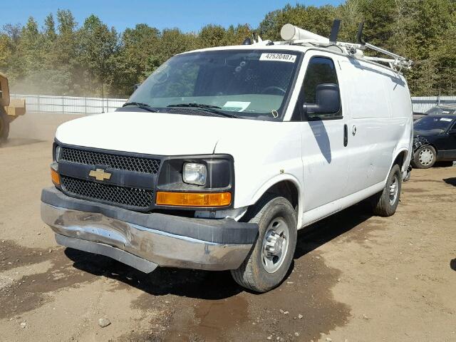 1GCWGFCA7E1915202 - 2014 CHEVROLET EXPRESS G2 WHITE photo 2