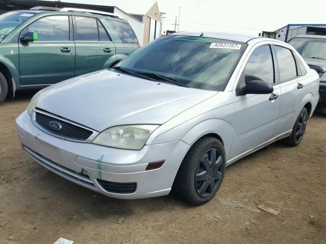 1FAFP34N25W300906 - 2005 FORD FOCUS ZX4 SILVER photo 2