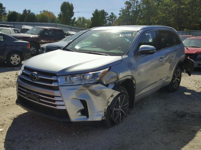 5TDJZRFH1HS461731 - 2017 TOYOTA HIGHLANDER SILVER photo 2