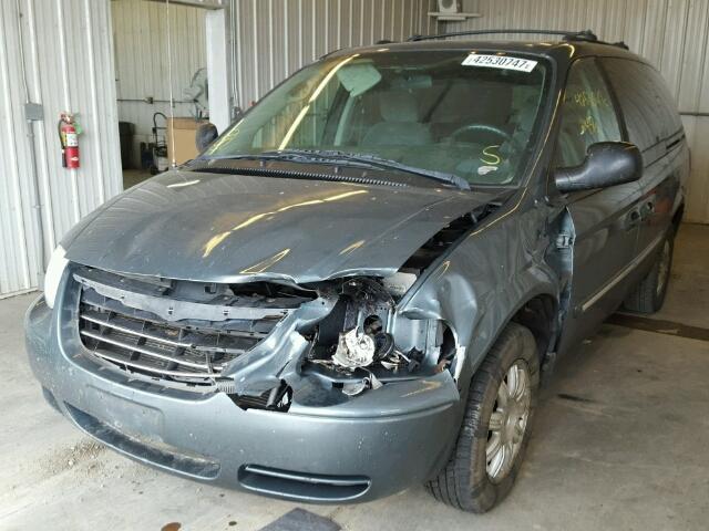 2C4GP54L05R393314 - 2005 CHRYSLER TOWN & COU GREEN photo 2