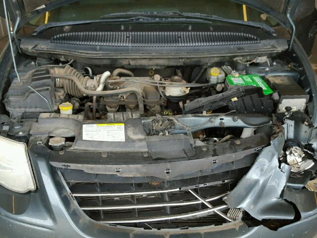 2C4GP54L05R393314 - 2005 CHRYSLER TOWN & COU GREEN photo 7