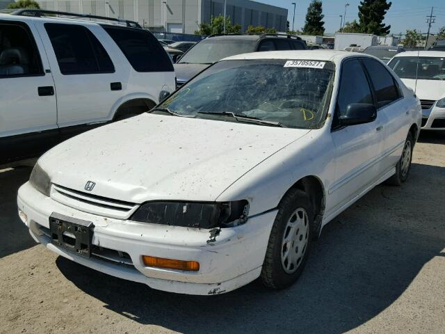 JHMCD5639RC064077 - 1994 HONDA ACCORD LX WHITE photo 2